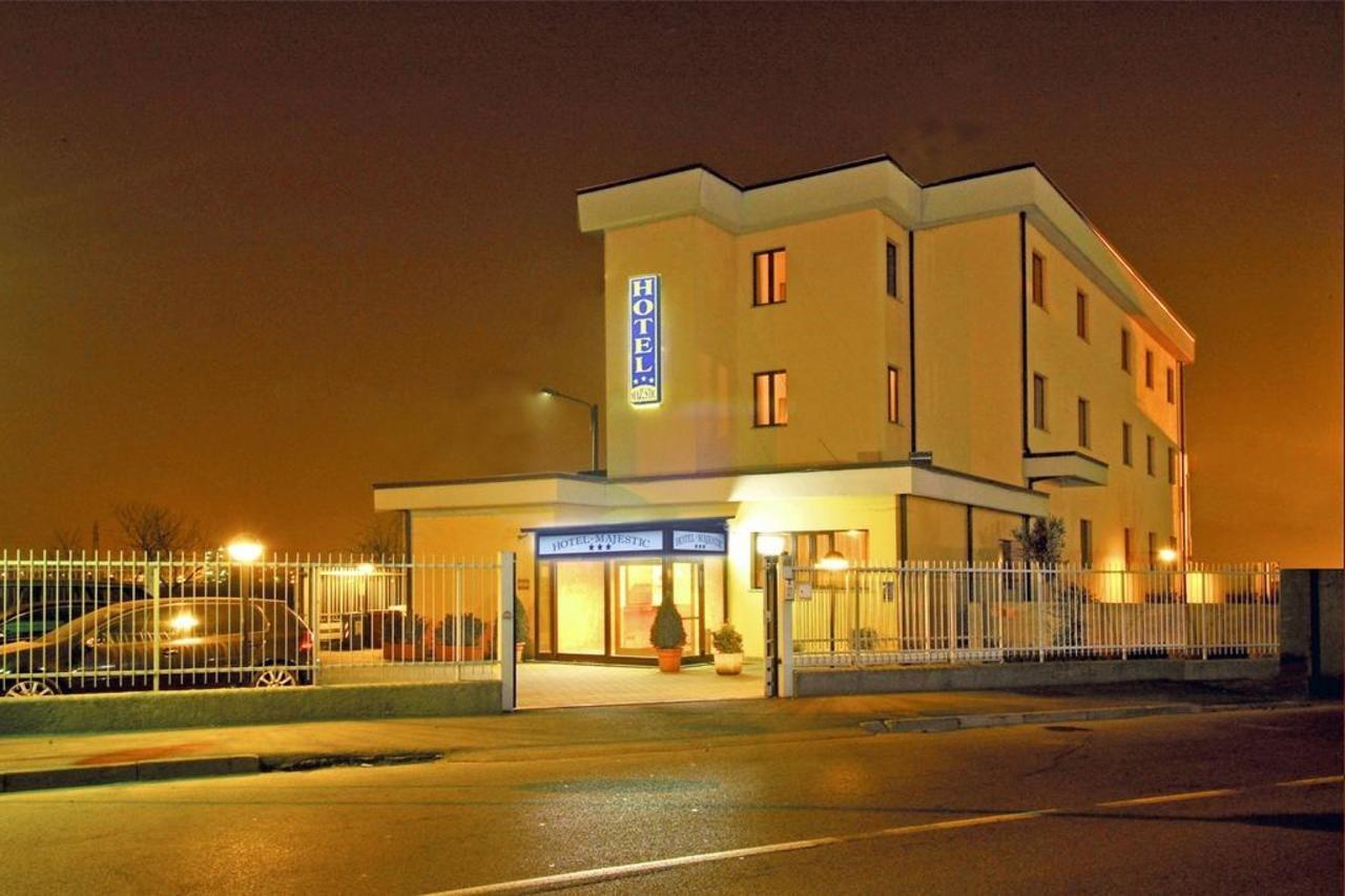 סן ג'וליאנו מילנזה Hotel Majestic מראה חיצוני תמונה