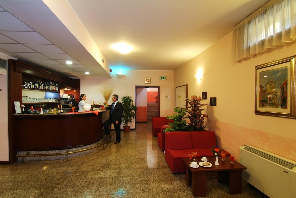 סן ג'וליאנו מילנזה Hotel Majestic מראה פנימי תמונה